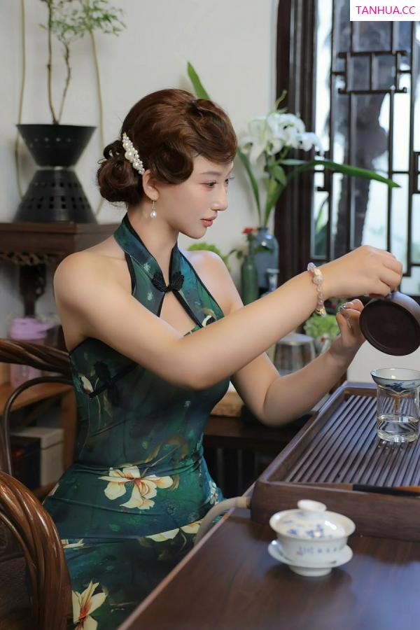   [XiuRen]高清写真图 2025.09.26 No.10815 金允希Yuki 绿色旗袍第4张图片